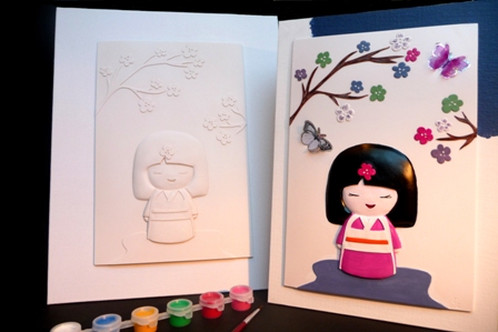 papier peint japonais personnalisable Fille japonaise avec ses poupées